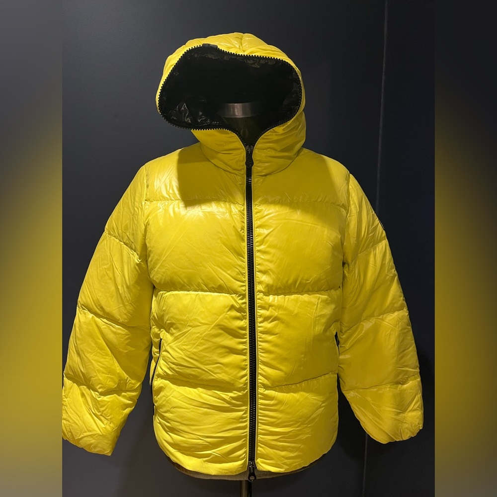Duvetica Puffer/Auva/size 50/Bright yellow
NWT and style number